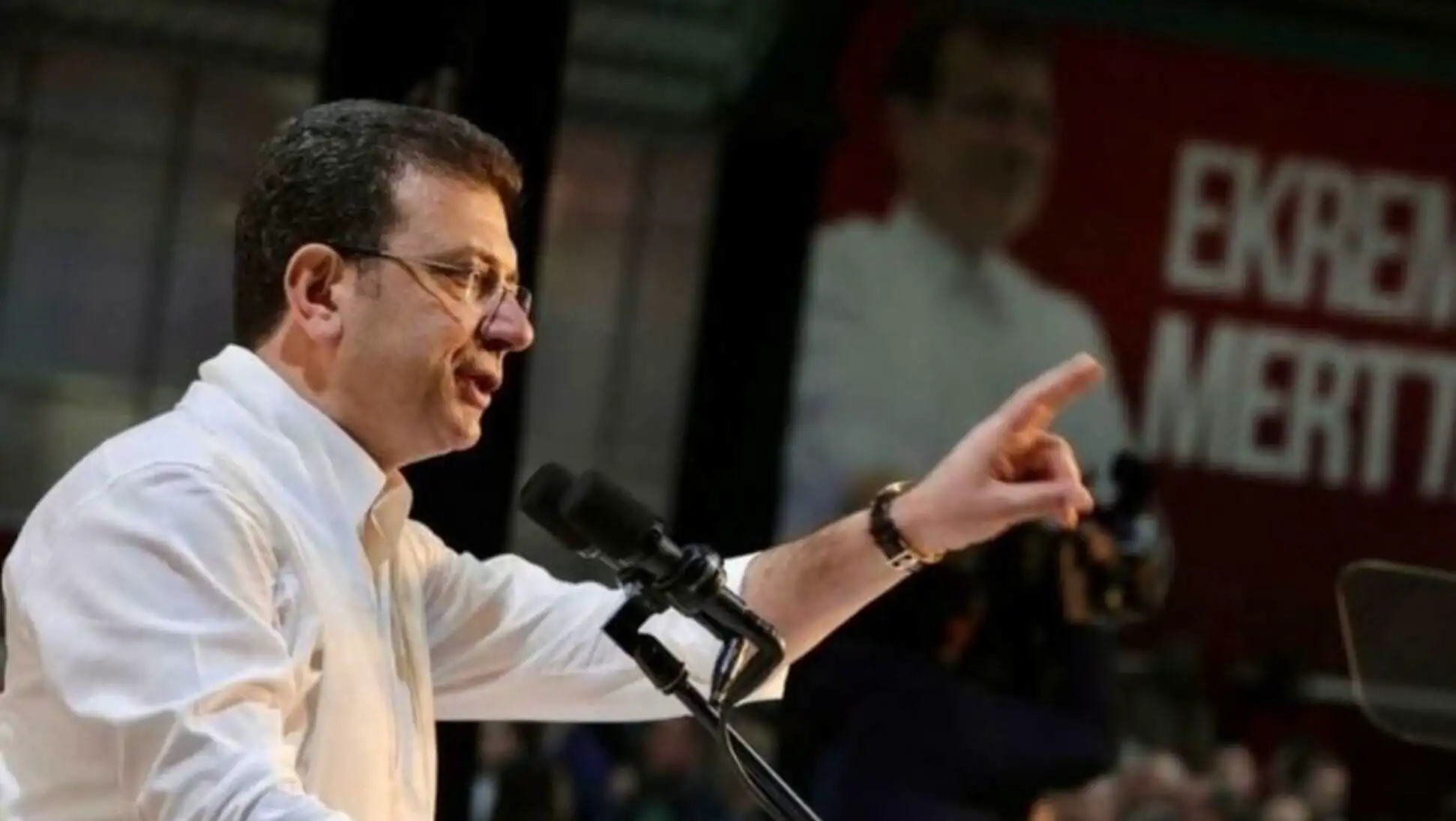 Imamoğlu pointing at the microphone while speaking.