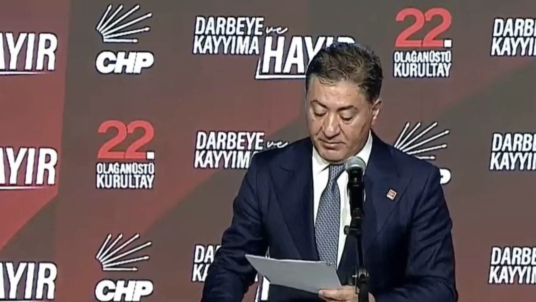 Özgür Özel kürsüde konuşma yapıyor.