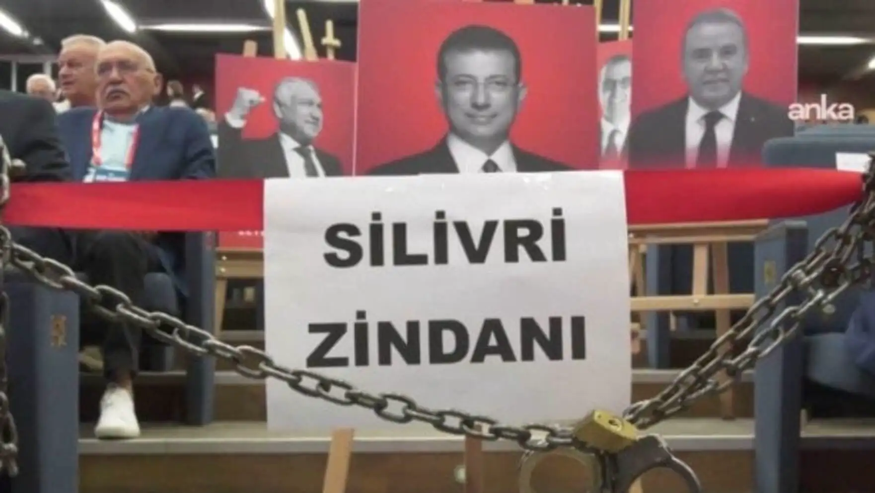 Bir pankart ve zincir.