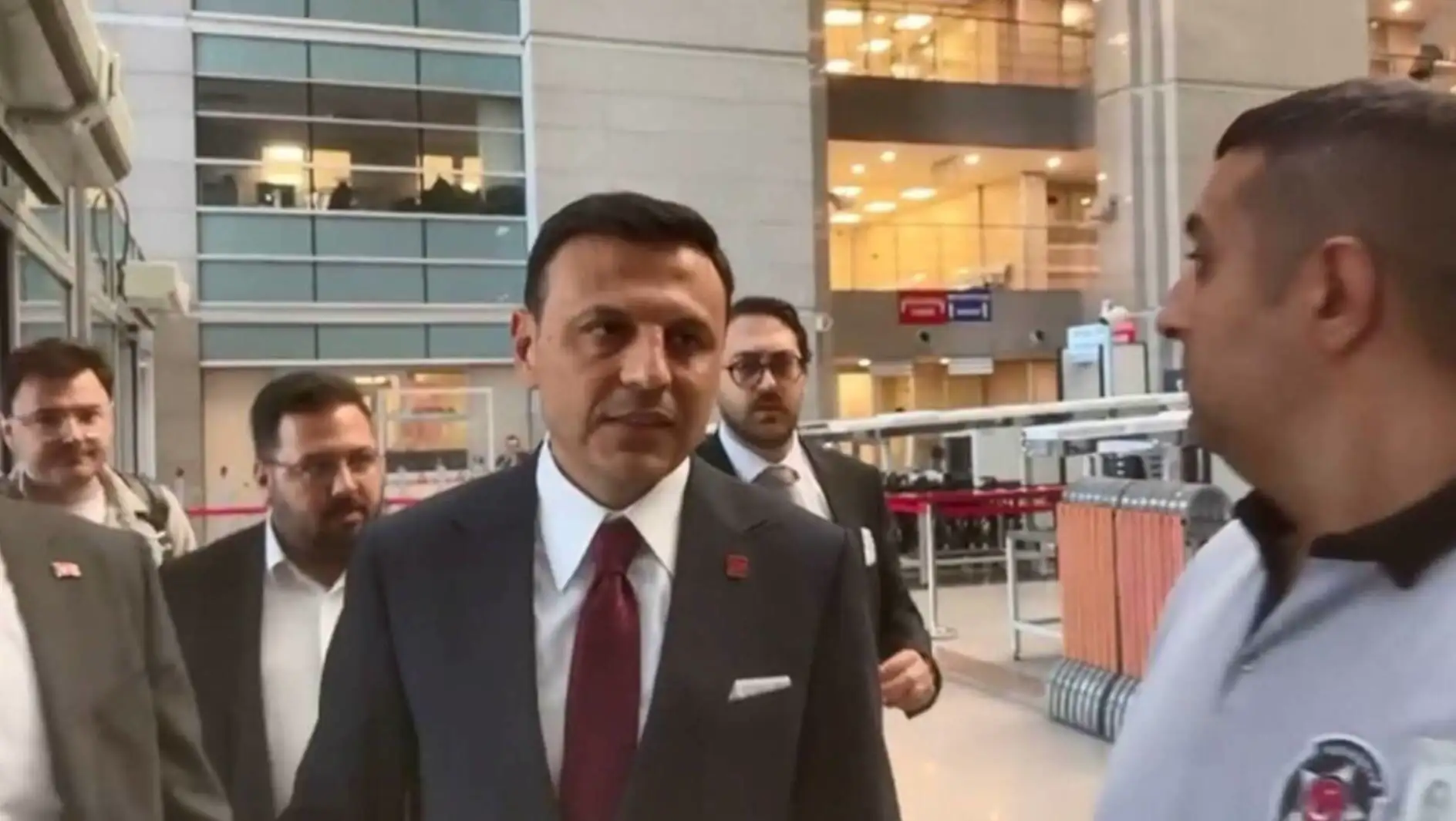 Özgür Çelik, duruşma öncesi basın toplantısında.