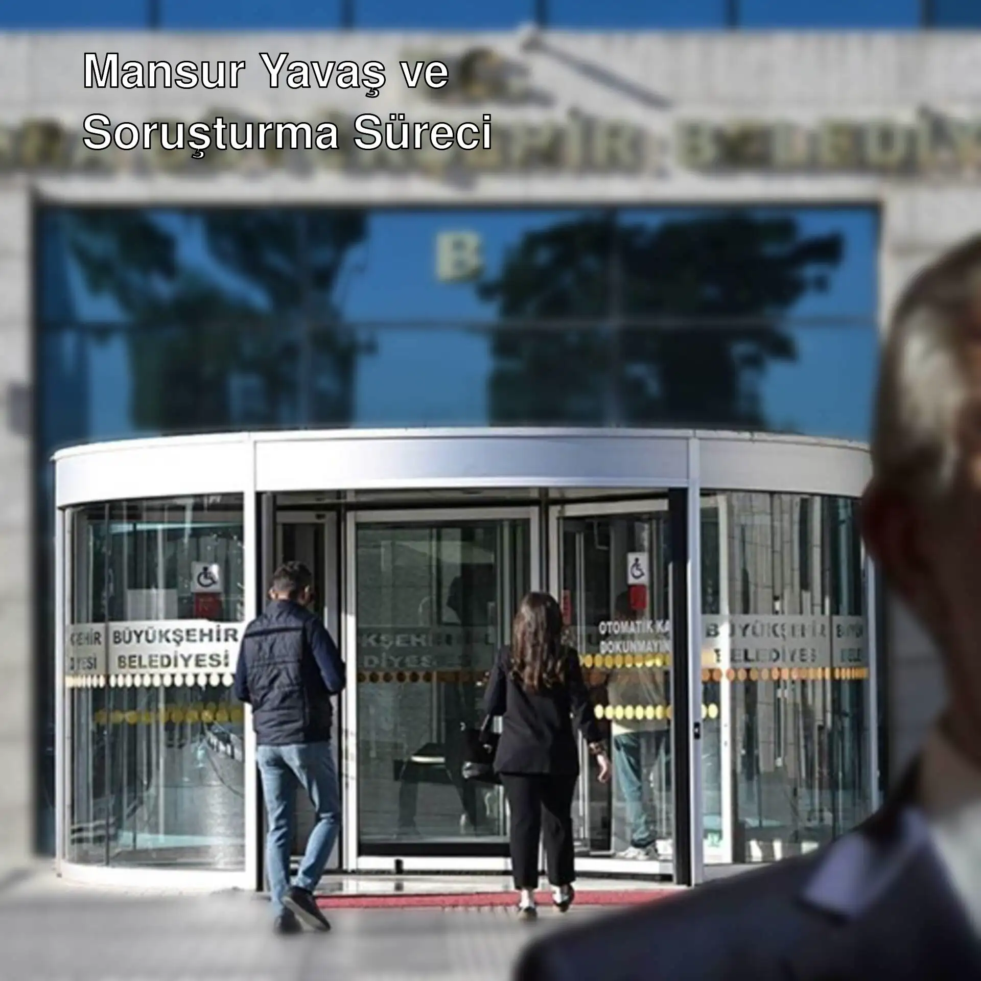 Mansur Yavaş, Ankara Büyükşehir Belediyesi önünde basın açıklaması yapıyor.