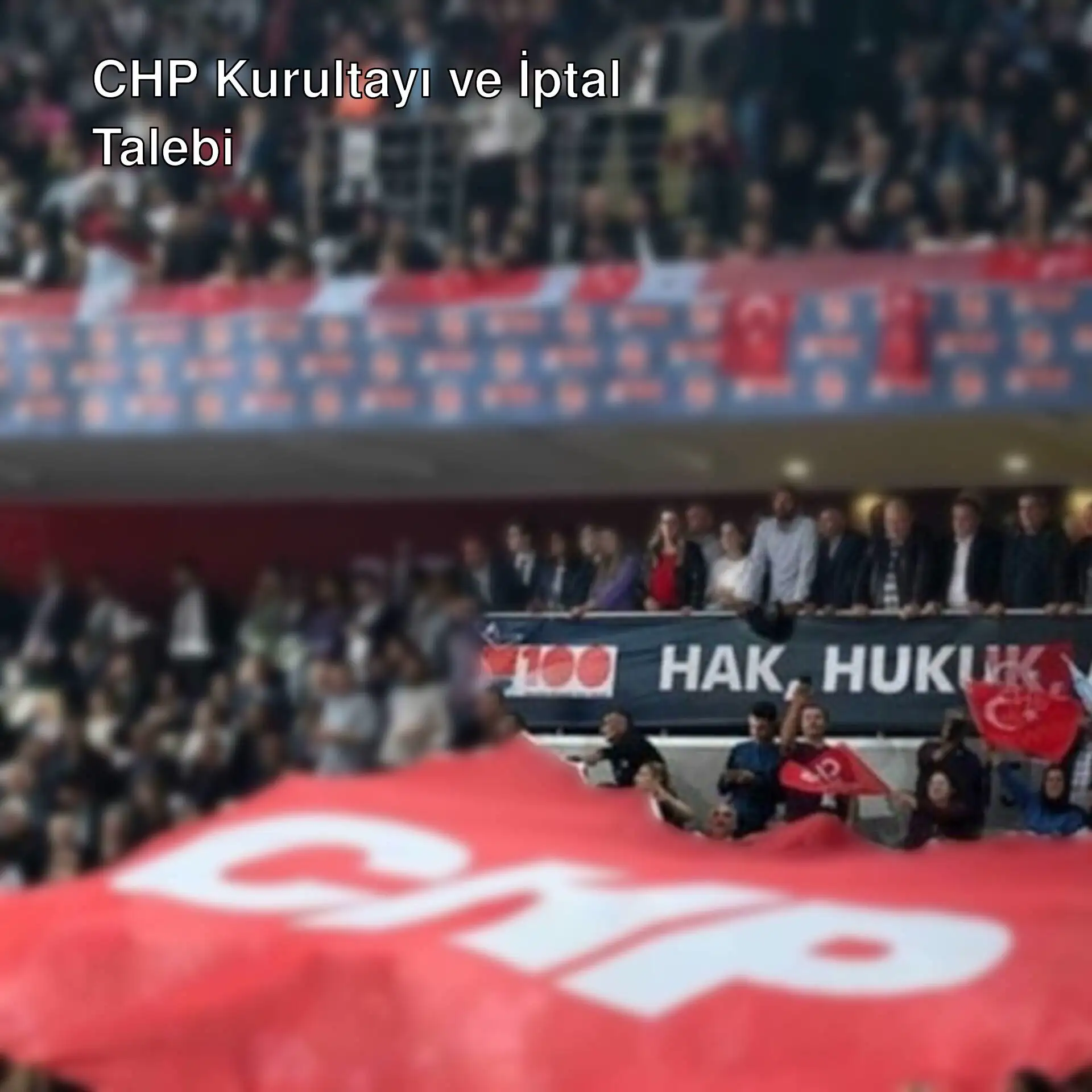 Kalabalık bir grup insan stadyumda.