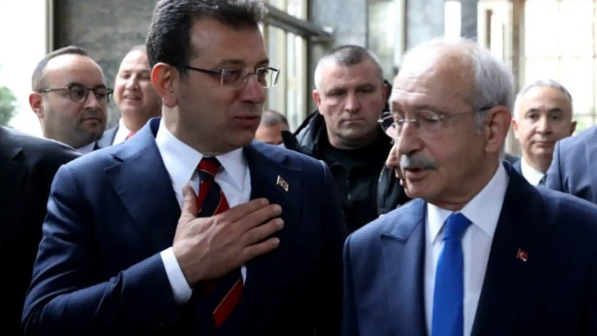 Imamoğlu talks with Kılıçdaroğlu.