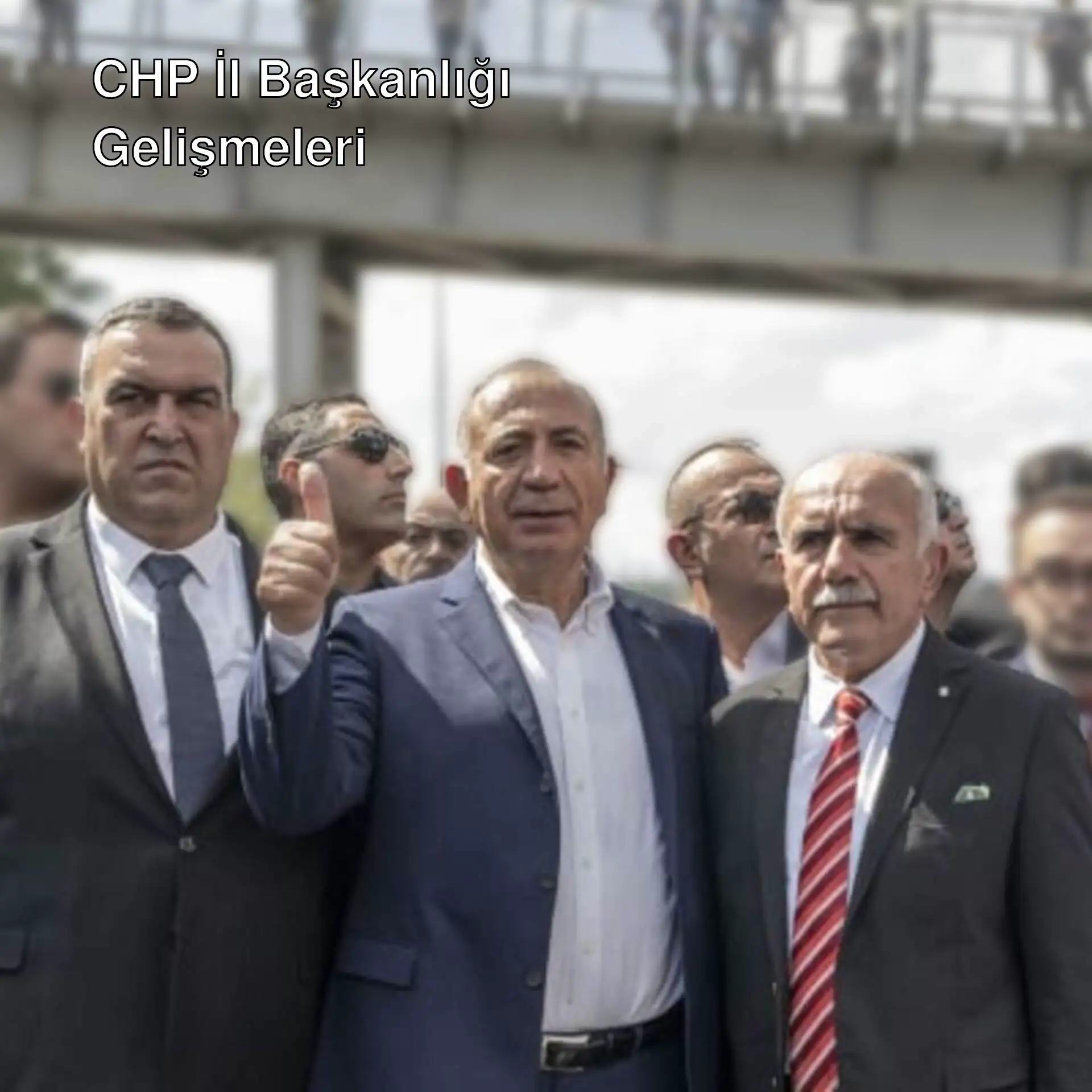 CHP İstanbul İl Başkanlığı'nda bir grup erkek bir arada duruyor. CHP İstanbul İl Başkanlığı'nda bir grup erkek bir arada duruyor.