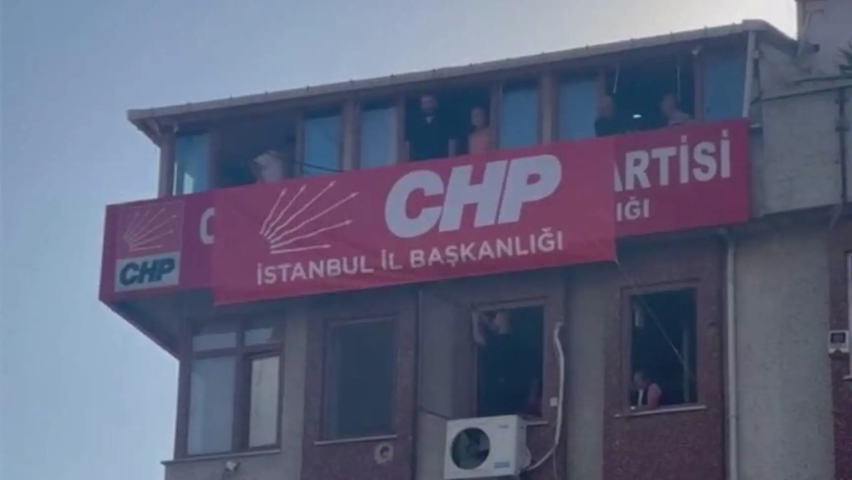 Bir grup insan kalabalığın önünde duruyor. Bir grup insan kalabalığın önünde duruyor.