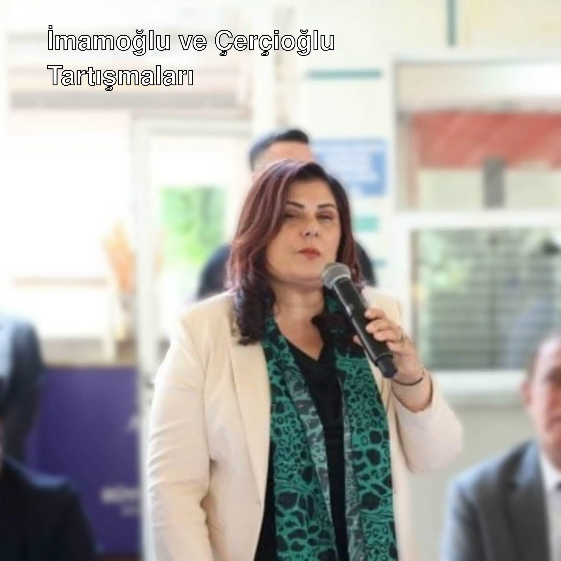 Özlem Çerçioğlu konuşma yaparken.