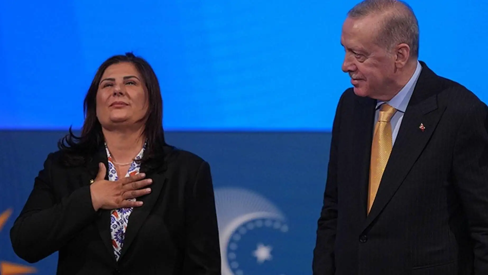 Özlem Çerçioğlu and a man standing next to each other.