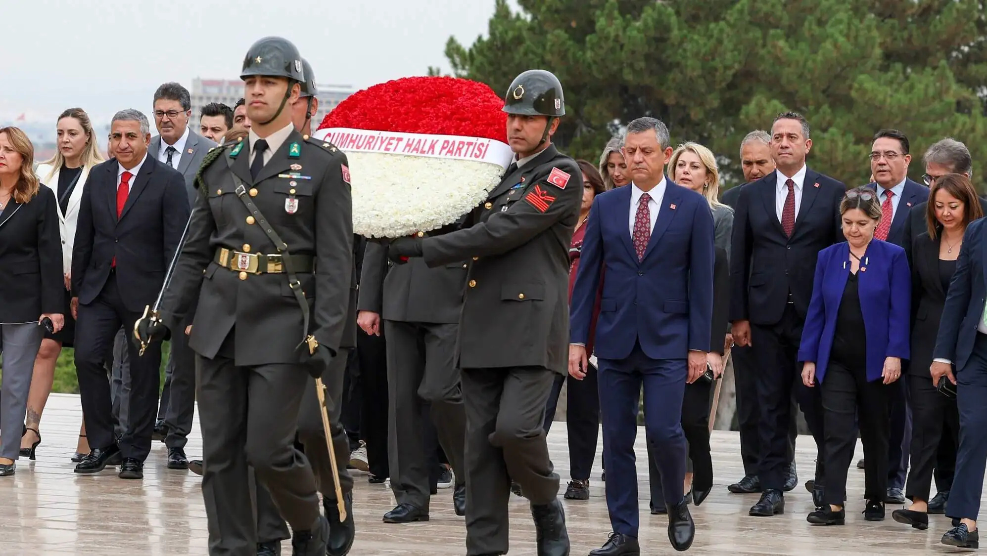 Özgür Özel and CHP members walking at Anıtkabir. Özgür Özel and CHP members walking at Anıtkabir.