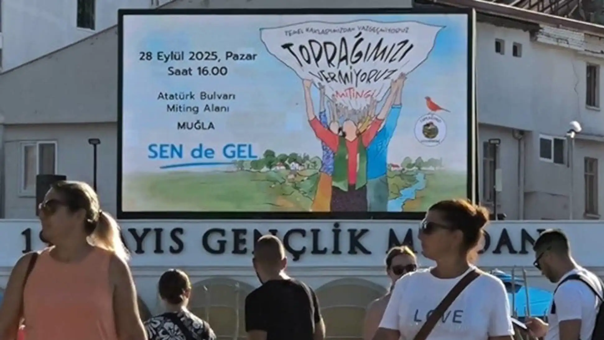 Özgür Özel addressing the crowd at the Muğla rally.