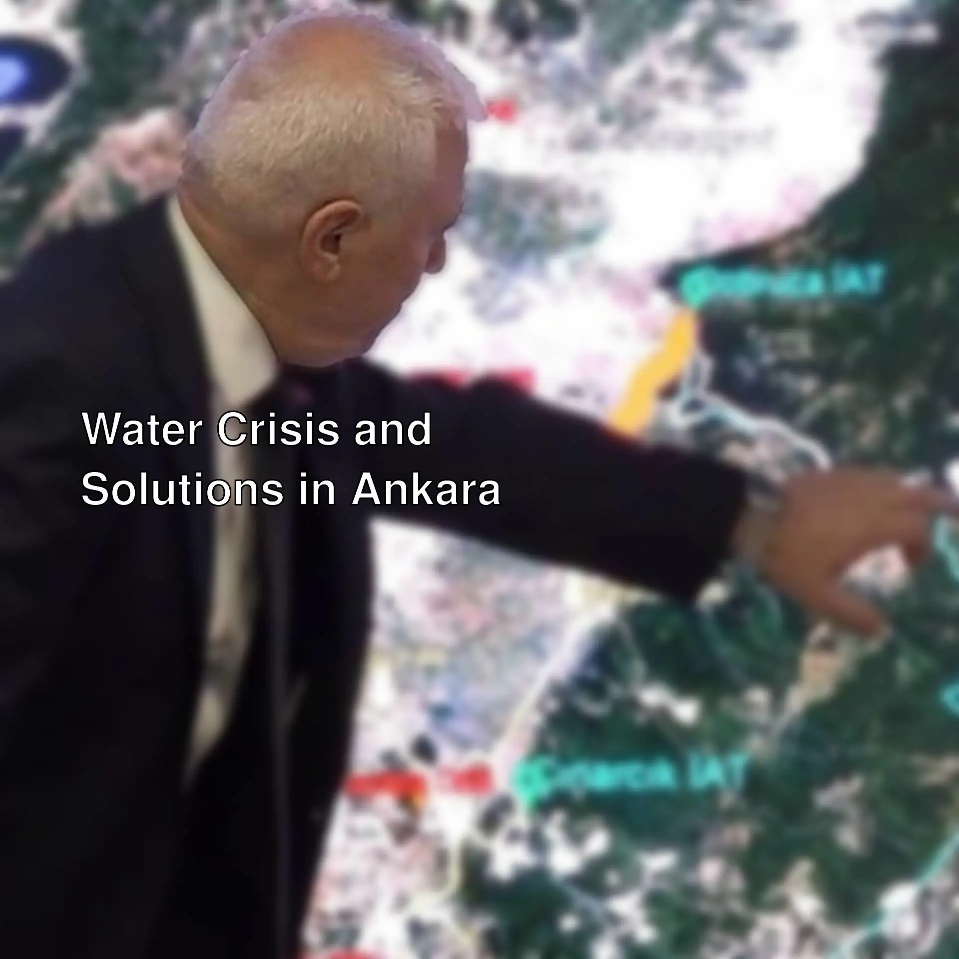 Mansur Yavaş pointing at a map regarding the water crisis.