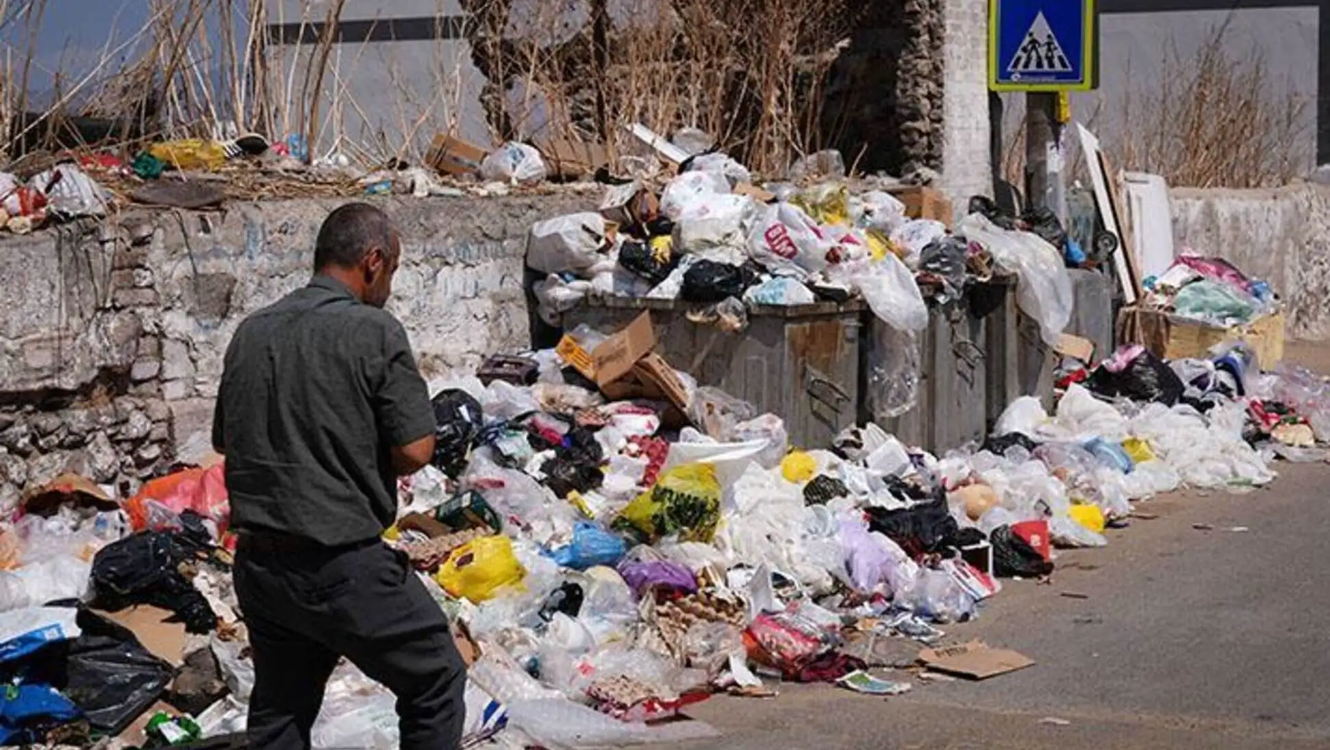 İzmir sokaklarında çöp yığınları.
