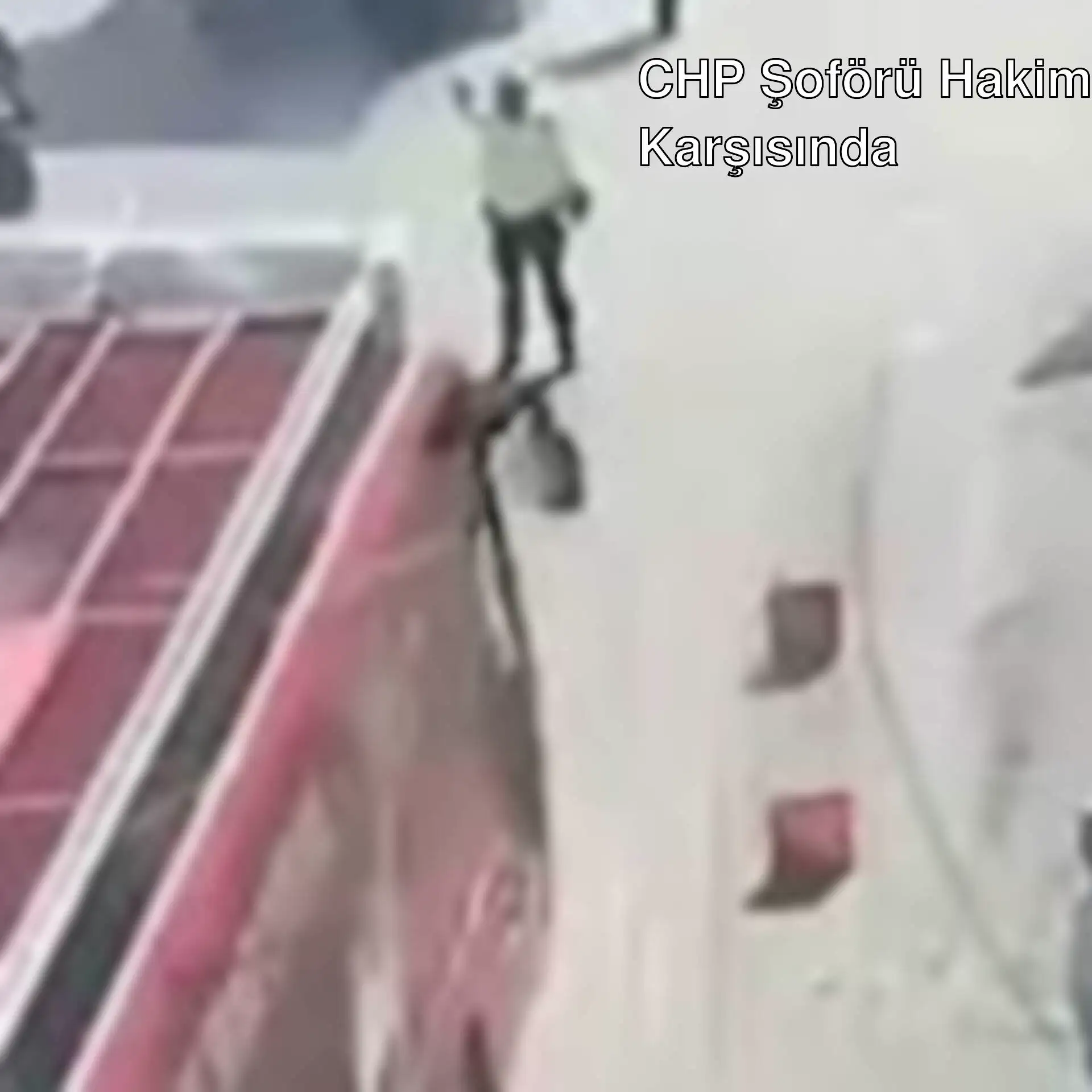 CHP'nin şoförü hakim karşısında duruşma sırasında.