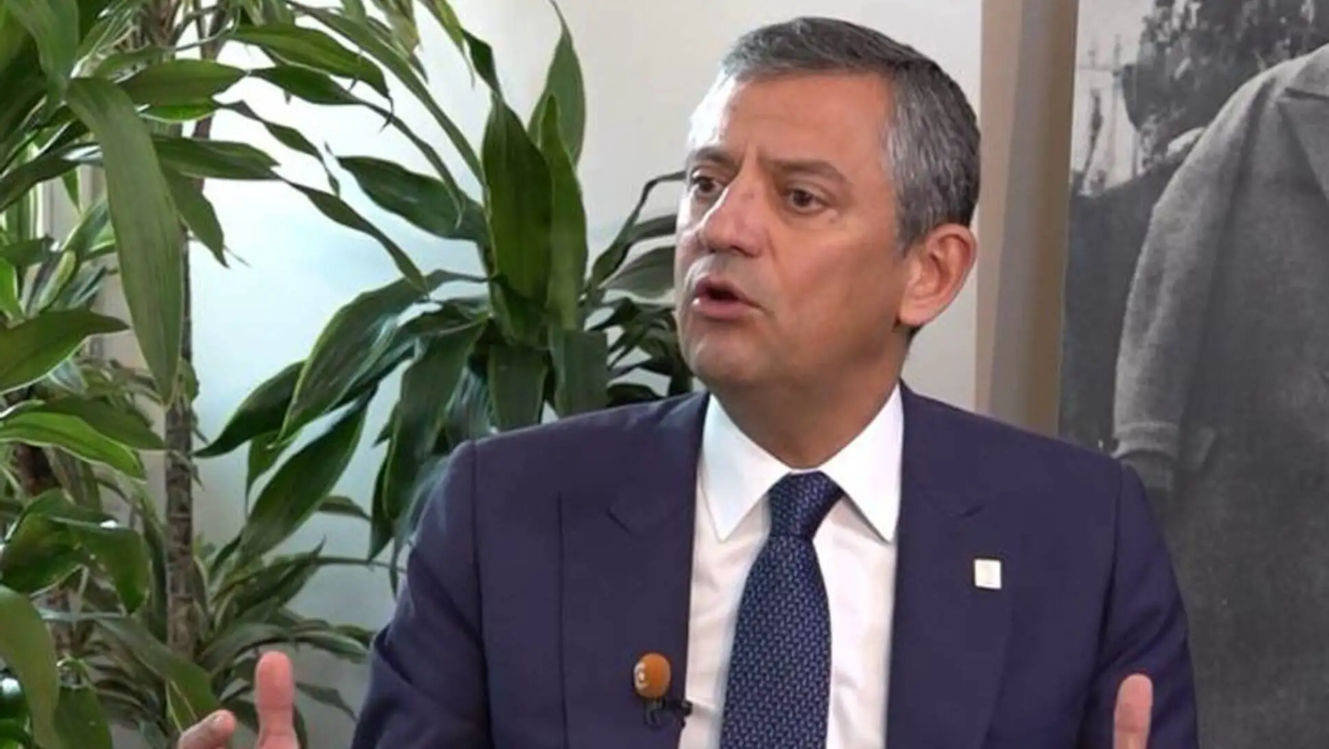 Özgür Özel, mitingde kalabalığa hitap ediyor.