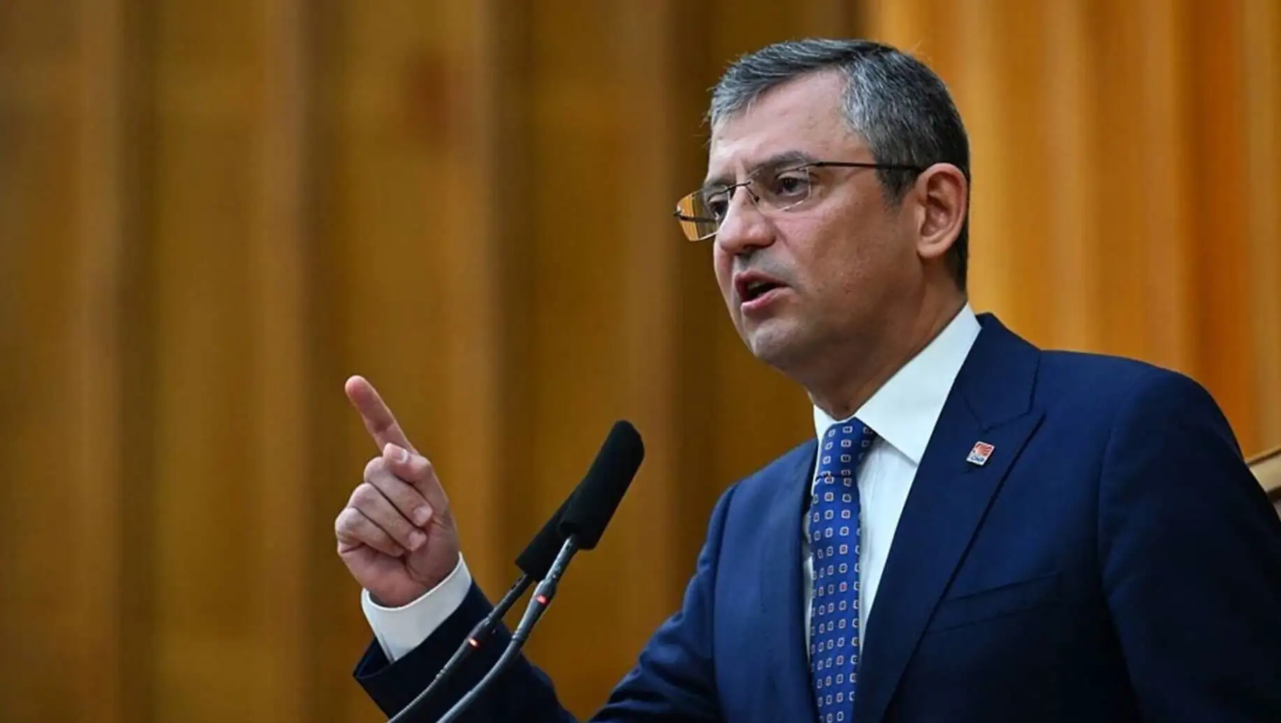 Özgür Özel speaking at a press conference.