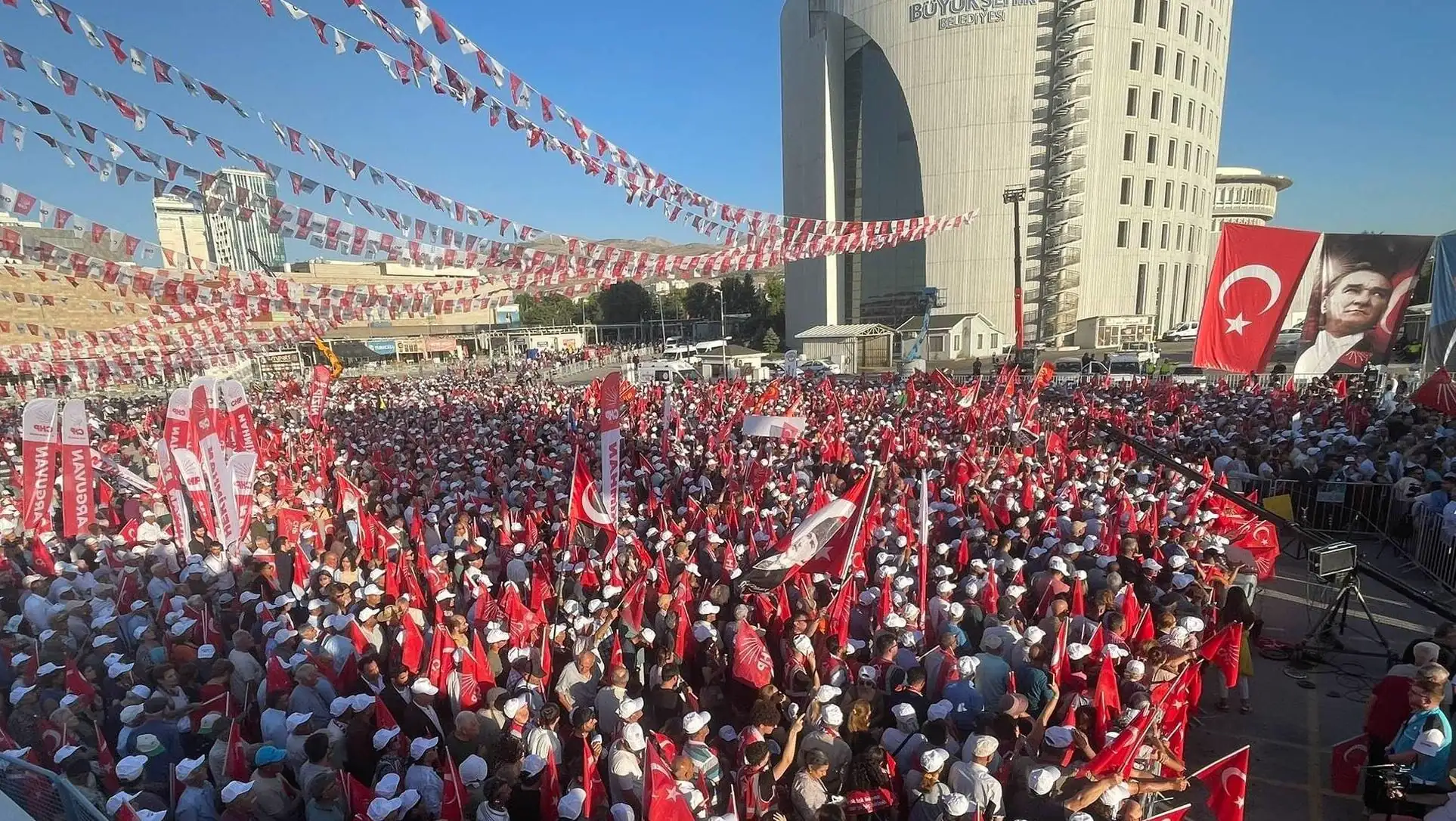 A large crowd with CHP flags at the rally.