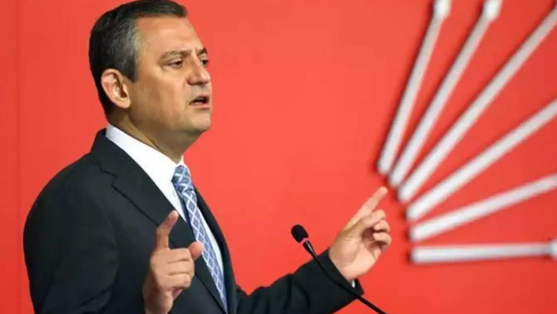 CHP leader Özgür Özel speaking at a rally.