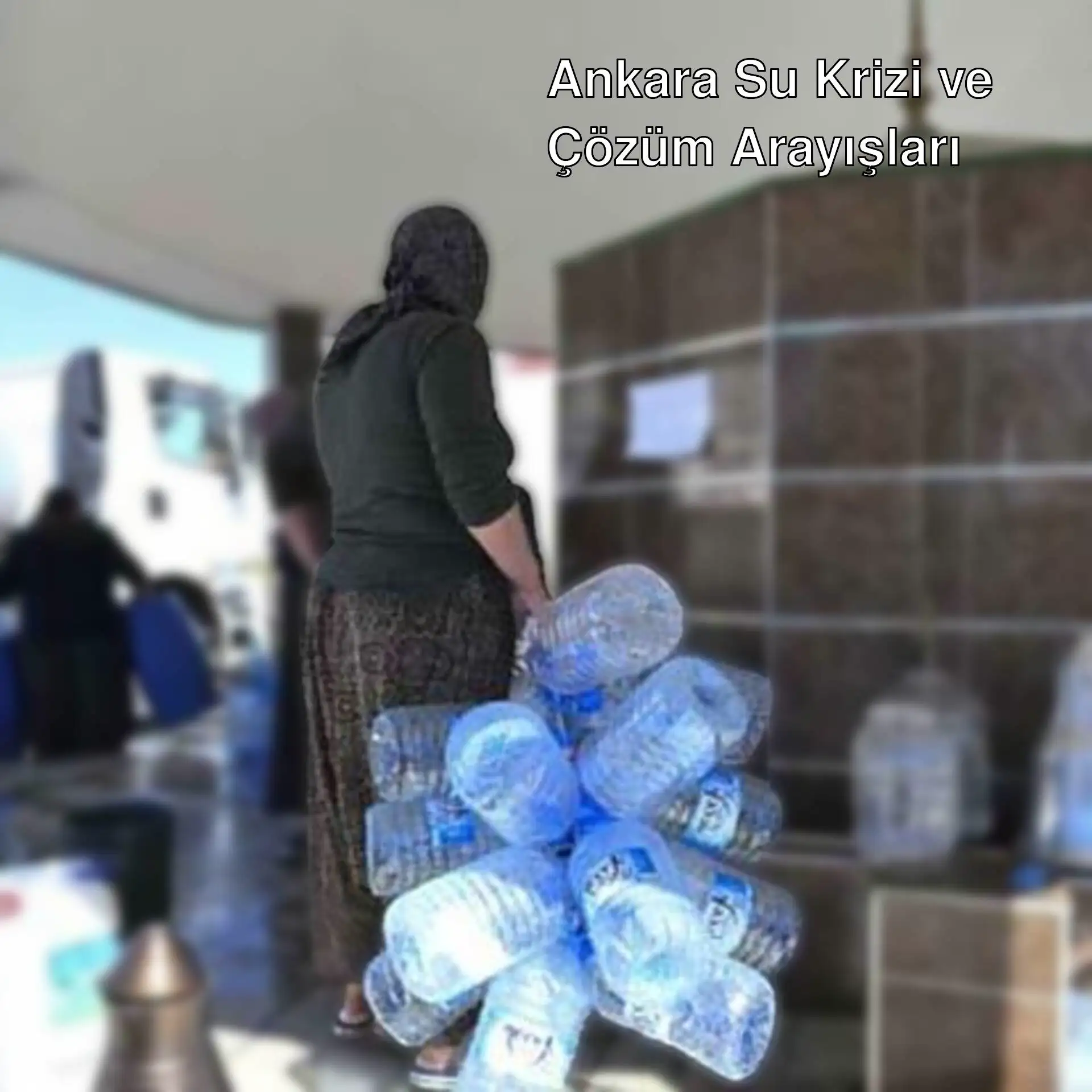 Ankara'da su kesintisi nedeniyle vatandaşlar su taşıyor.