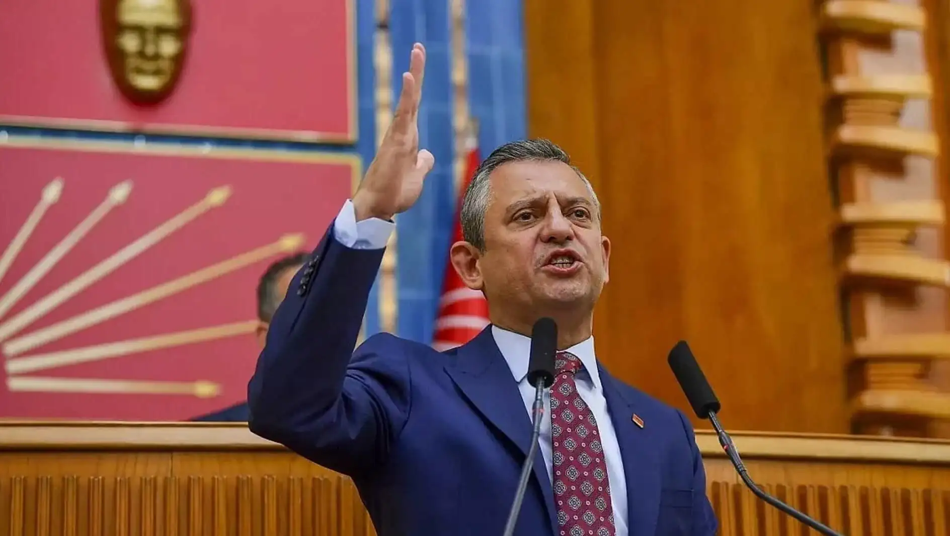 Özgür Özel, basın toplantısında asgari ücret hakkında konuşuyor. Özgür Özel, basın toplantısında asgari ücret hakkında konuşuyor.