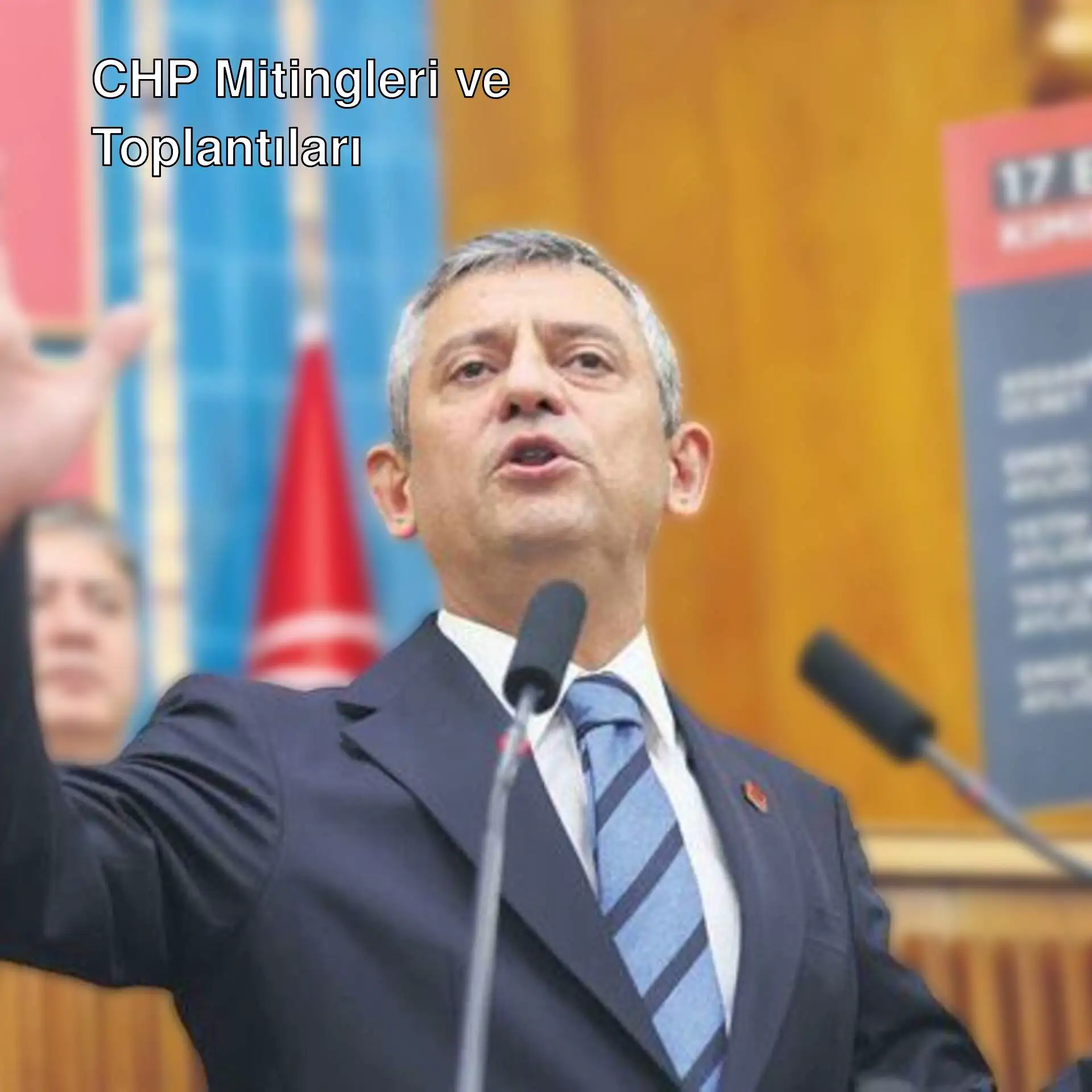 CHP toplantısında bir adam takım elbise giymiş.