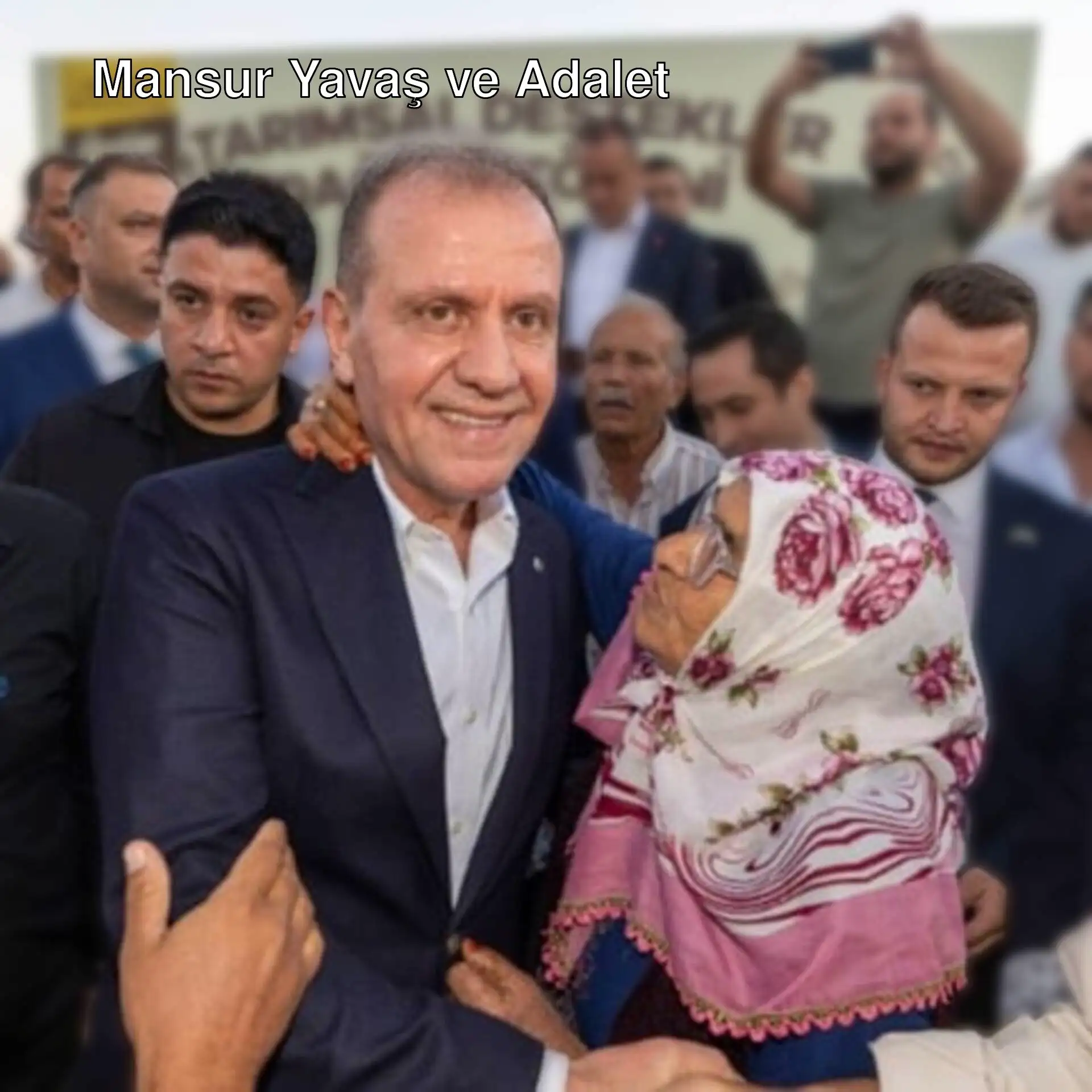 Mansur Yavaş, bir kadınla el sıkışıyor.