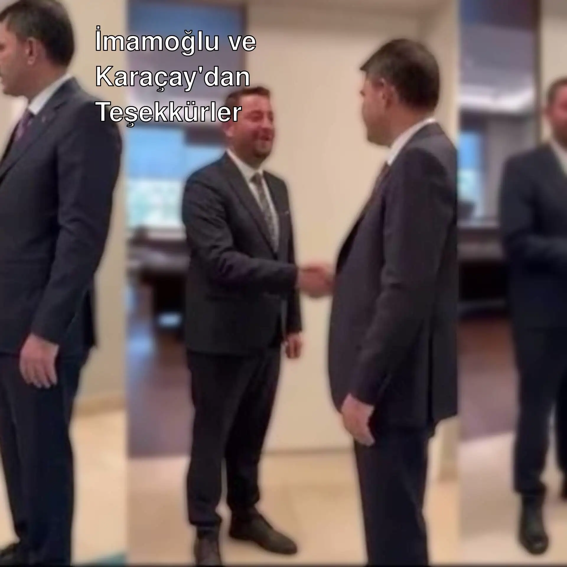 Ekrem İmamoğlu ve Samandağ Belediye Başkanı Emrah Karaçay el sıkışıyor.