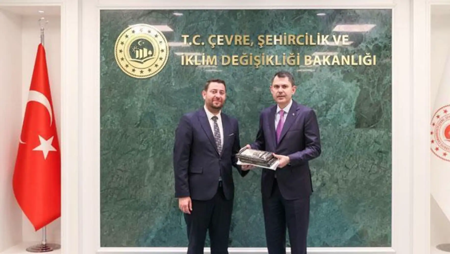 Samandağ Belediye Başkanı Emrah Karaçay, Bakan Kurum'a teşekkür ediyor.