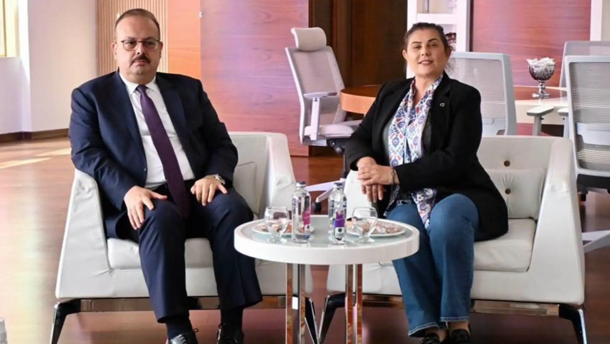 Aydın'da siyasi ziyaretler sırasında çekilen bir fotoğraf.