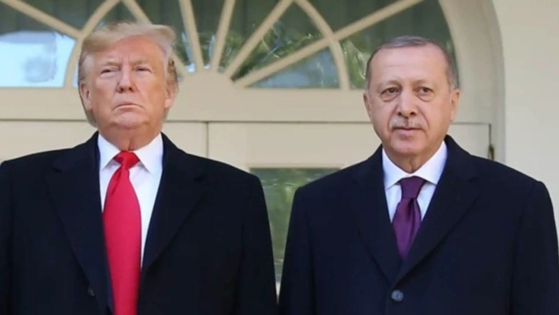 Toplantıda katılımcılar bir araya geliyor.