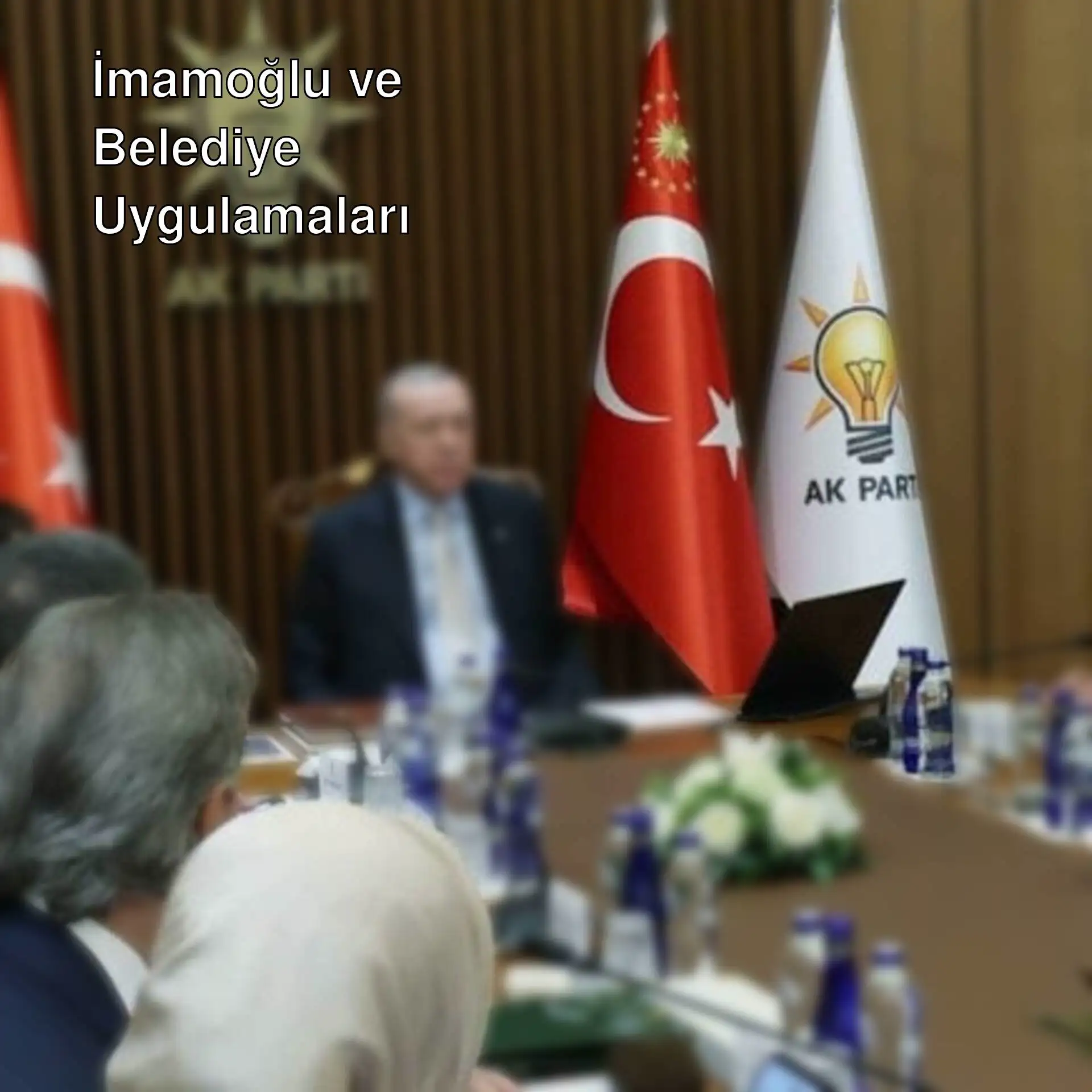 Bir grup insan masada oturuyor.