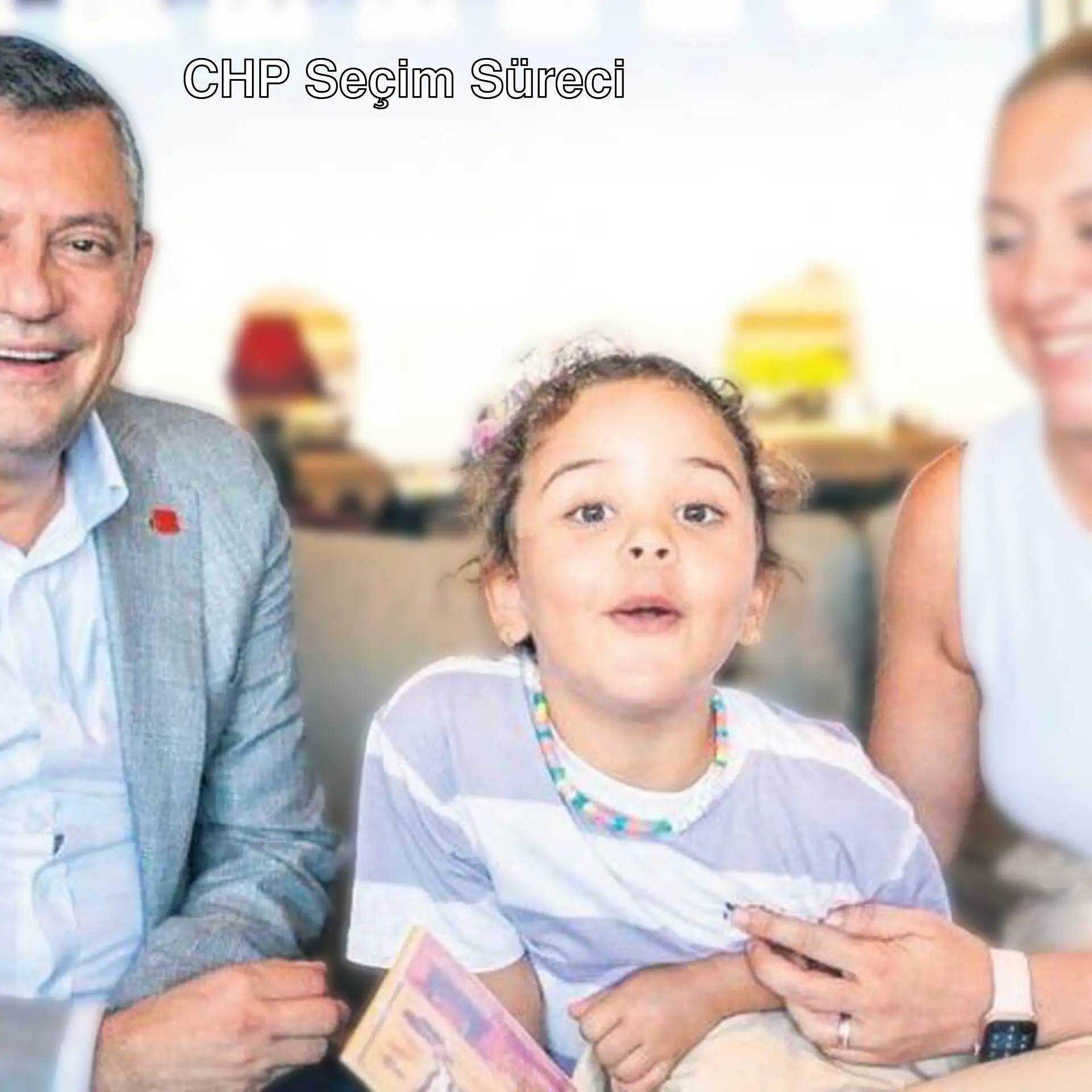 Özgür Özel ve bir kadın, Brüksel'de miting öncesi oturuyor.