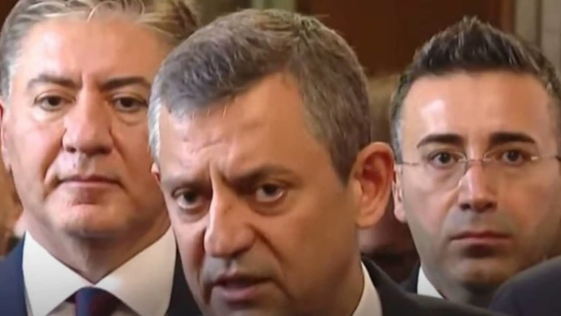 İki adam bir masada oturuyor.