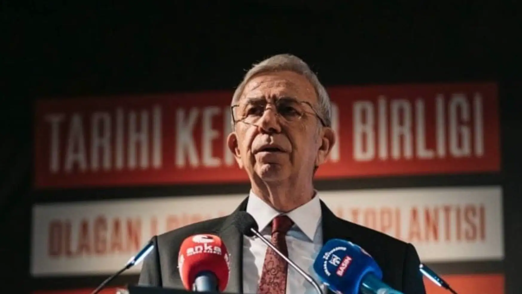 Mansur Yavaş, basın toplantısında açıklama yapıyor.