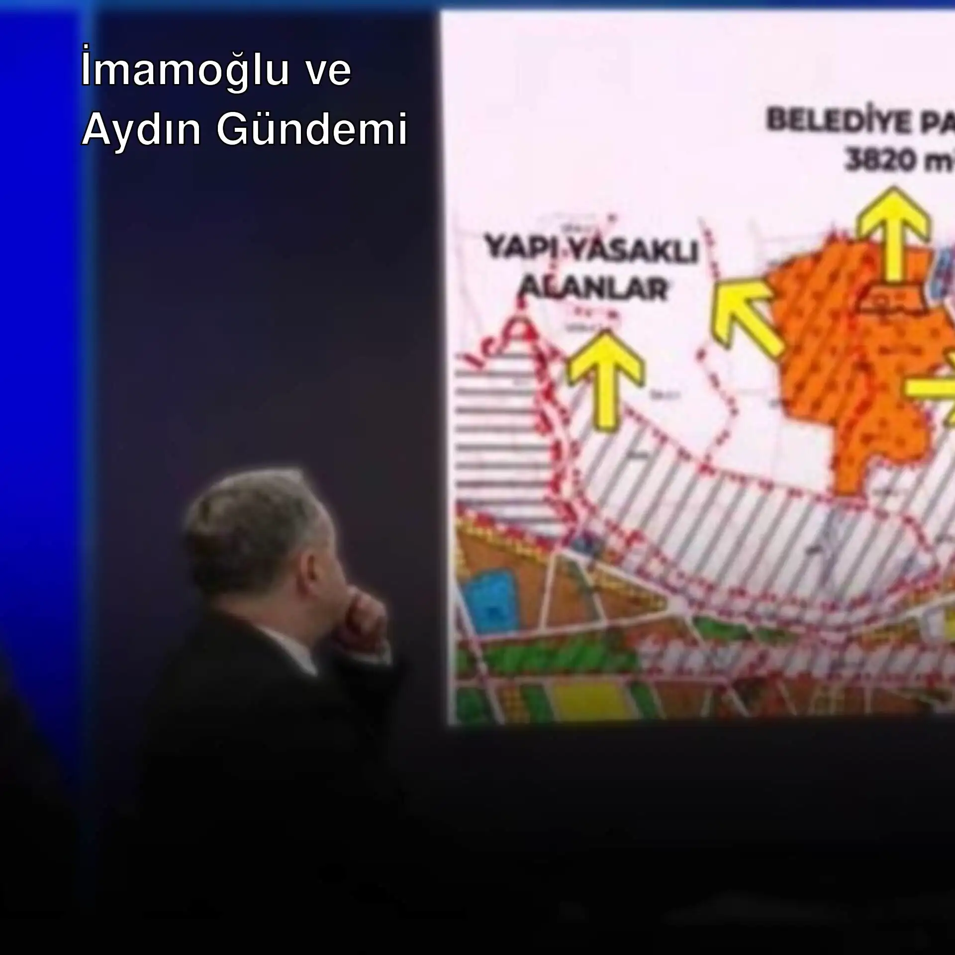 Bir grup adam haritaya bakıyor.