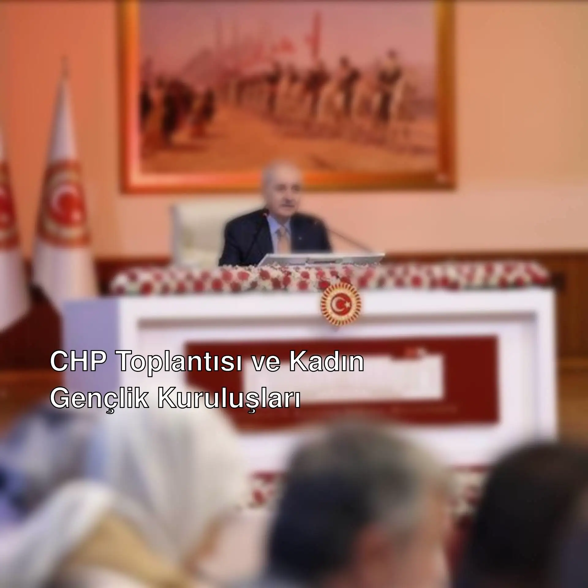 Bir adam kürsüde oturuyor.