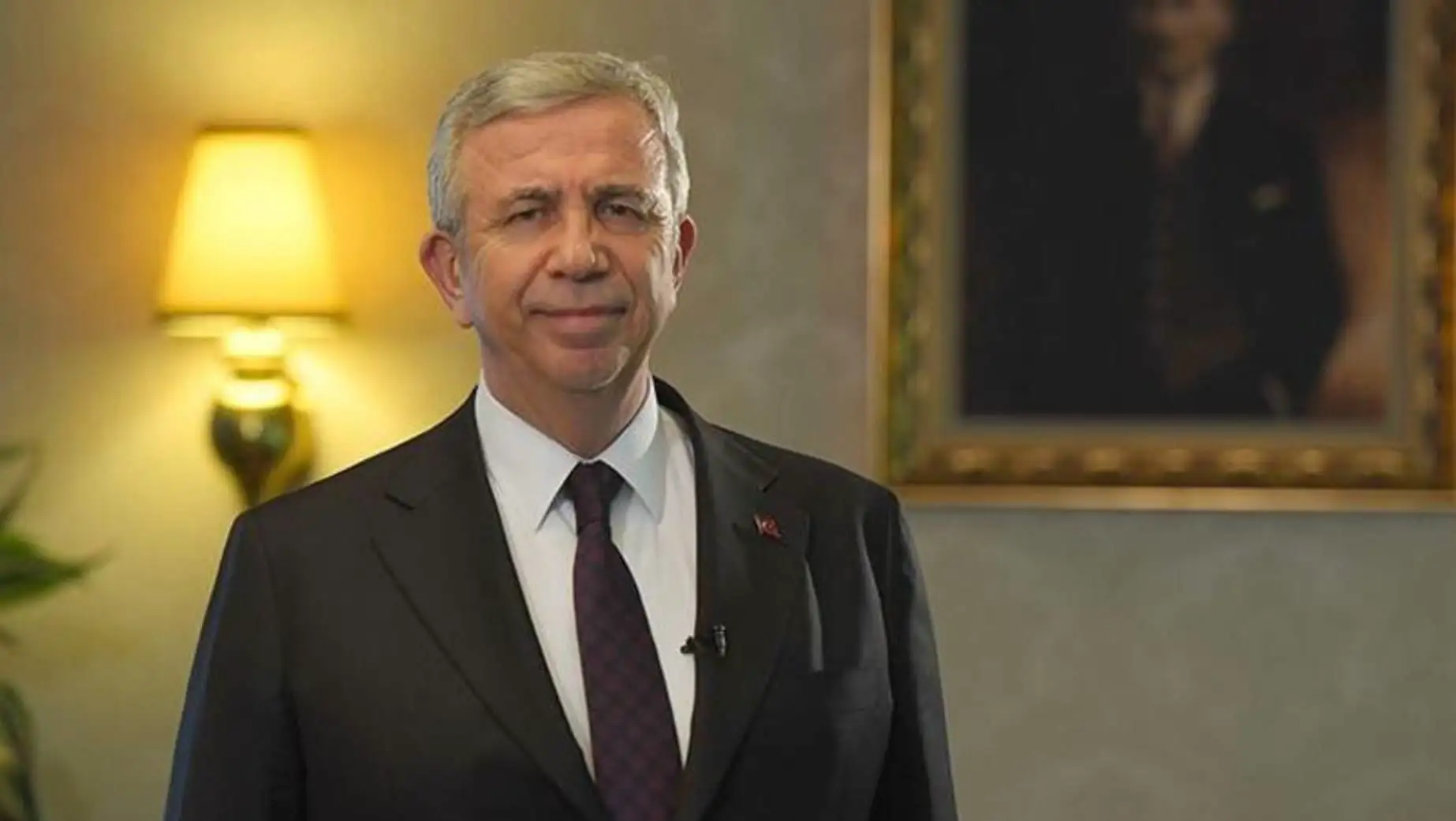 Mansur Yavaş, bir adam takım elbise giymiş. Mansur Yavaş, bir adam takım elbise giymiş.