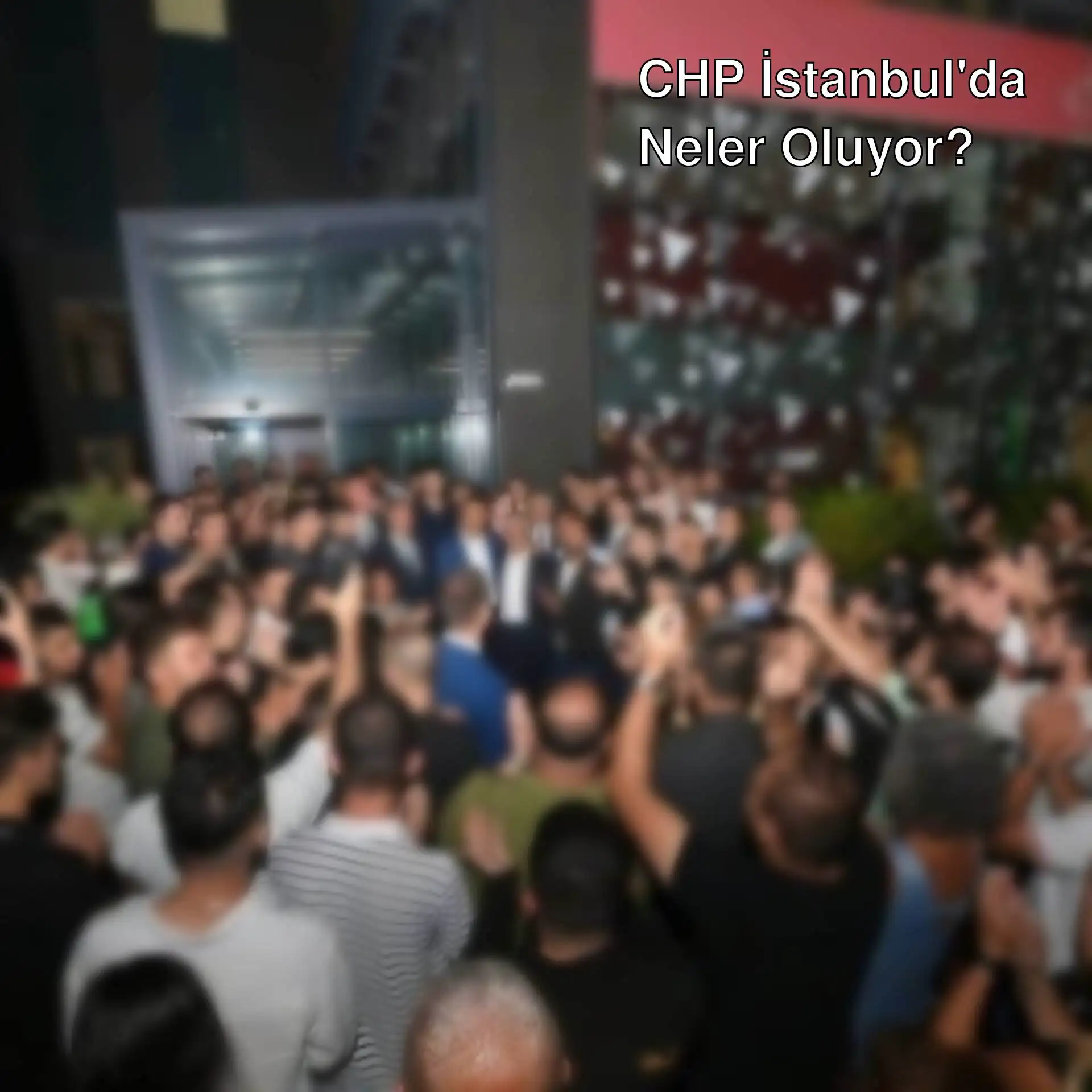 CHP İstanbul İl Başkanlığı önünde bir grup insan. CHP İstanbul İl Başkanlığı önünde bir grup insan.