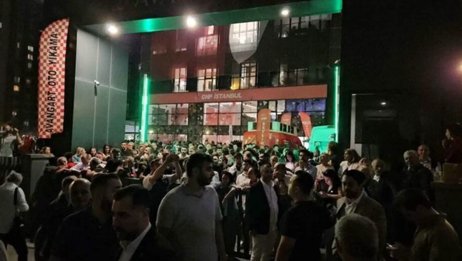 CHP İstanbul İl Başkanlığı önünde kalabalık bir grup. CHP İstanbul İl Başkanlığı önünde kalabalık bir grup.