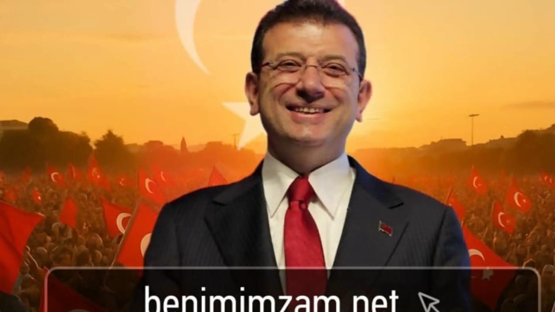 CHP imza kampanyası sırasında bir adam mikrofonla konuşuyor. CHP imza kampanyası sırasında bir adam mikrofonla konuşuyor.