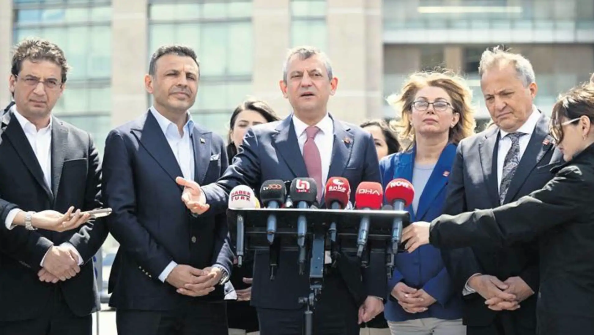 CHP'nin imza kampanyası sırasında kalabalık bir grup. CHP'nin imza kampanyası sırasında kalabalık bir grup.