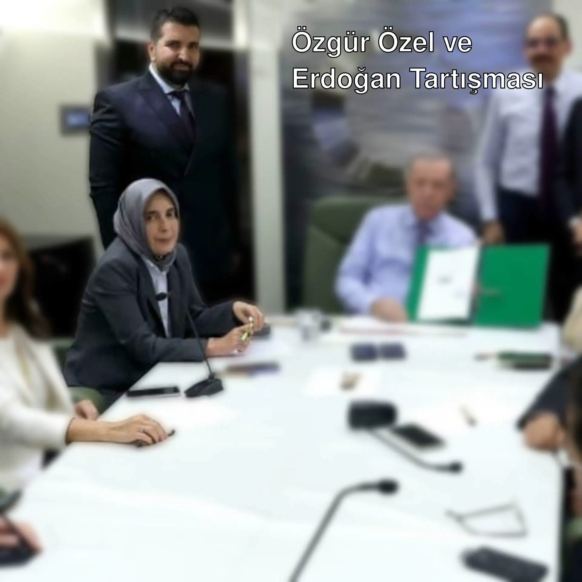 Bir grup insanın masanın etrafında toplandığı bir görüntü. Bir grup insanın masanın etrafında toplandığı bir görüntü.