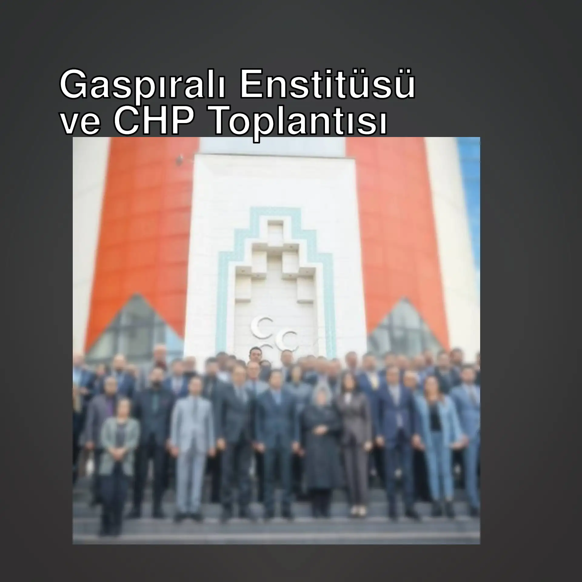 Bir grup insan bir binanın önünde merdivenlerde duruyor. Bir grup insan bir binanın önünde merdivenlerde duruyor.