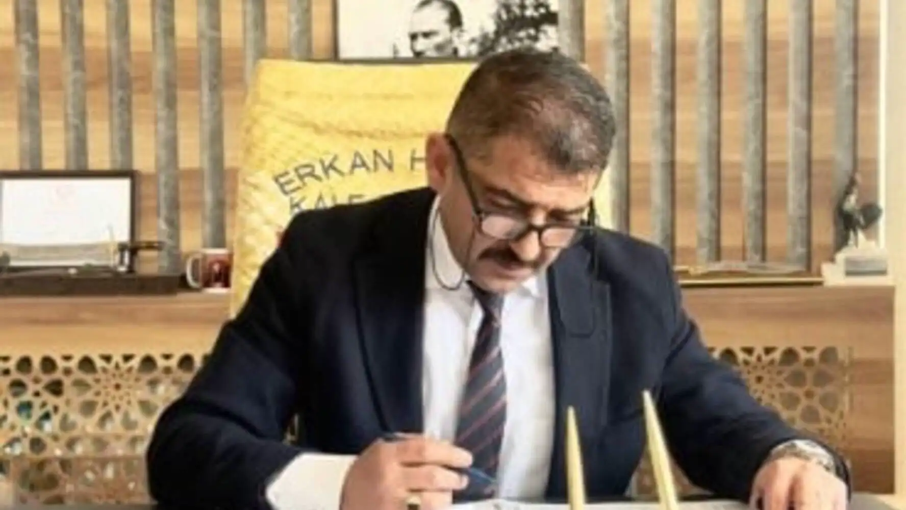 Erkan Hayla'nın ofisinde çalışırken görüntüsü. Erkan Hayla'nın ofisinde çalışırken görüntüsü.