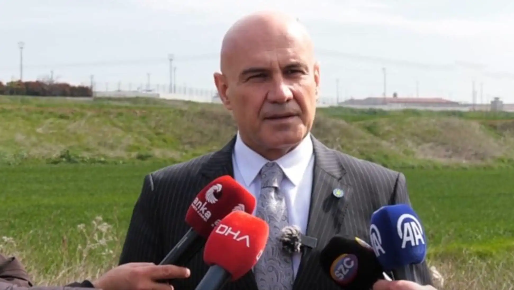 Ekrem İmamoğlu, mikrofonları tutan bir adam. Ekrem İmamoğlu, mikrofonları tutan bir adam.