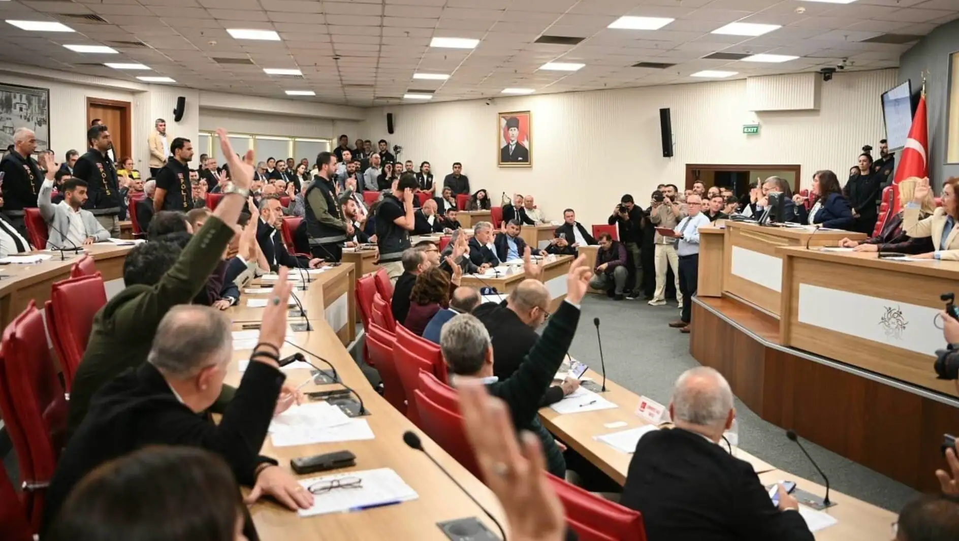 Aydın Büyükşehir Belediye Meclisi toplantısı sırasında gergin anlar. Aydın Büyükşehir Belediye Meclisi toplantısı sırasında gergin anlar.