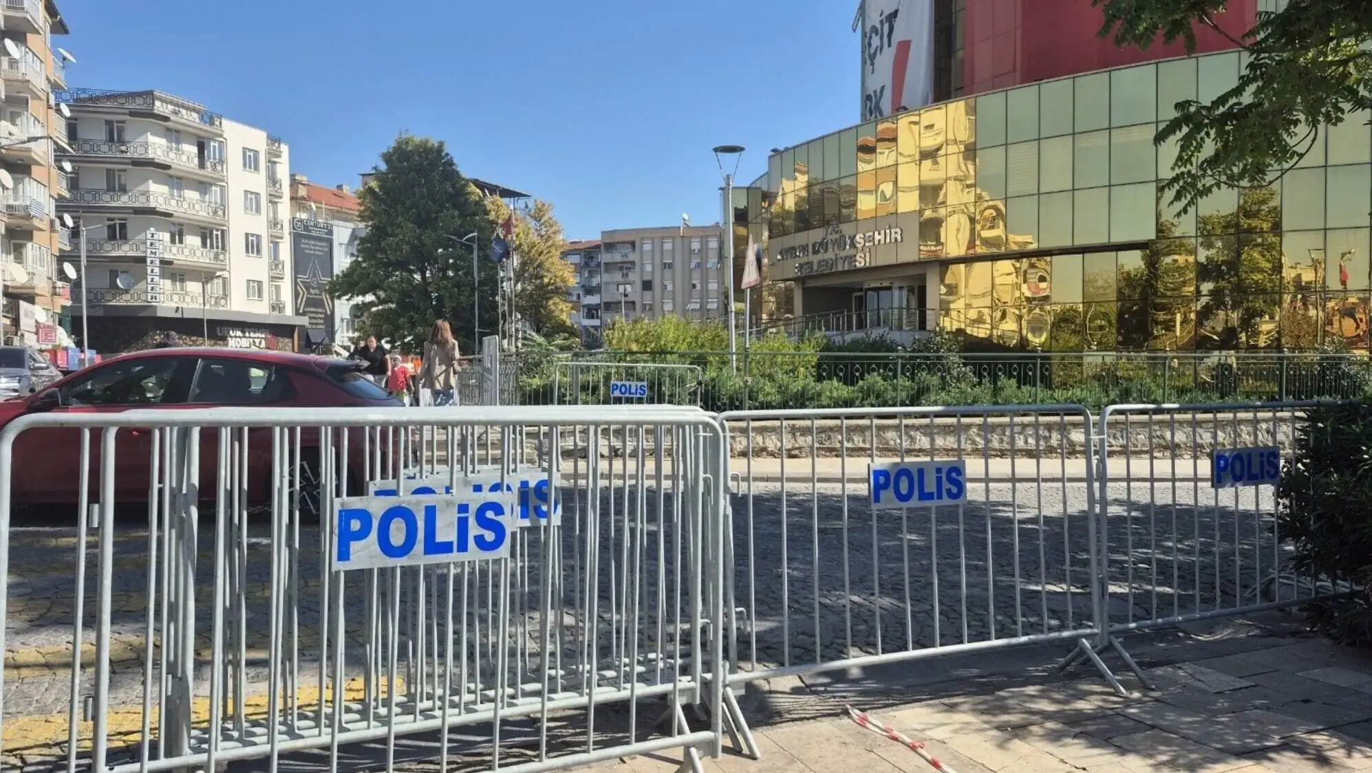 Ömer Günel'in astığı afişler. Ömer Günel'in astığı afişler.