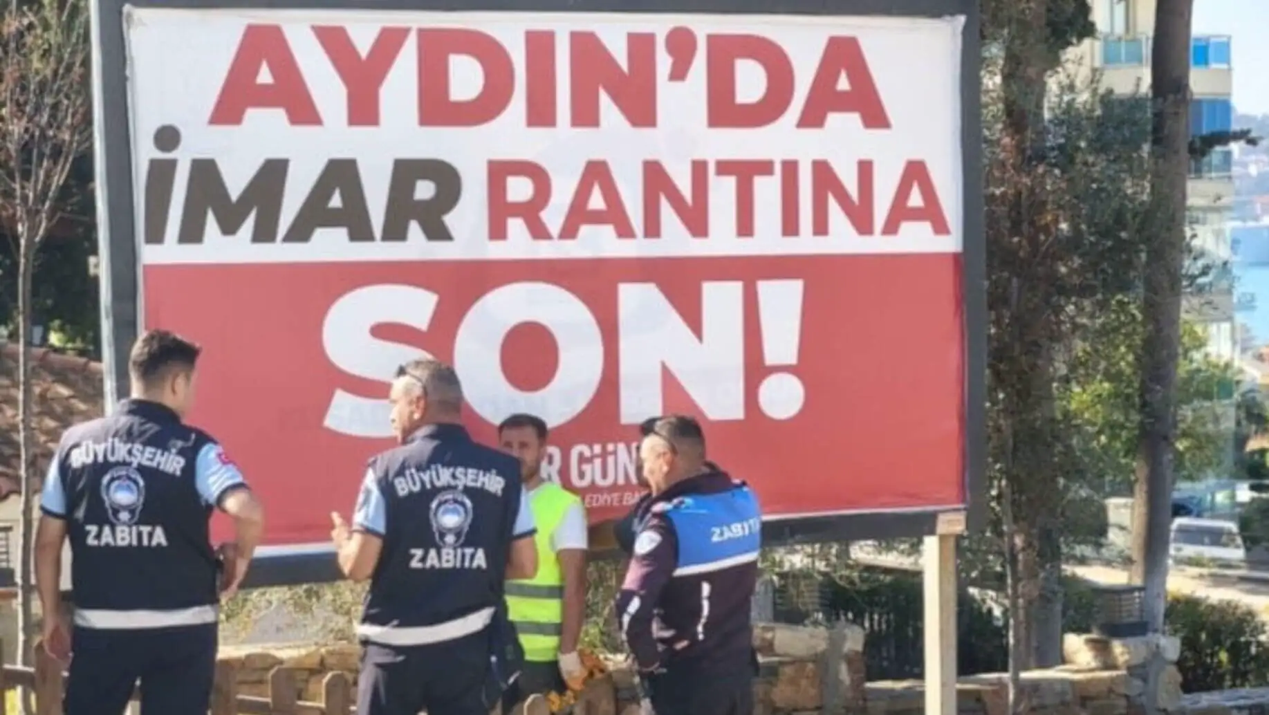 Aydın'daki belediye tartışmalarında yer alan bir grup insan. Aydın'daki belediye tartışmalarında yer alan bir grup insan.