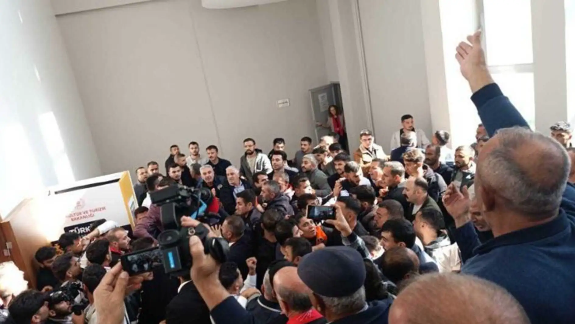 A debate erupted at the CHP Malatya Congress.