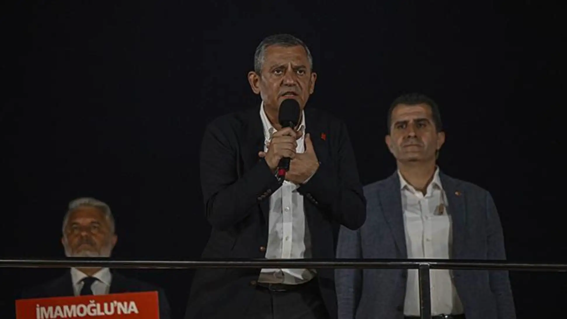 CHP lideri Özgür Özel, mitingde kalabalığa hitap ediyor. CHP lideri Özgür Özel, mitingde kalabalığa hitap ediyor.
