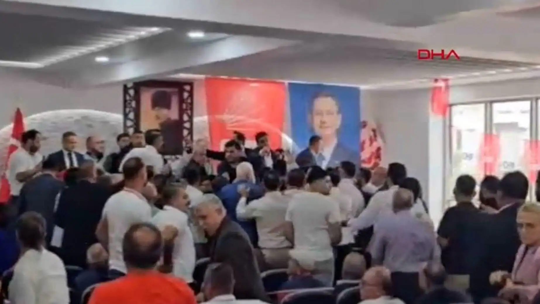 CHP kongresinde partililer arasında gergin anlar yaşandı. CHP kongresinde partililer arasında gergin anlar yaşandı.