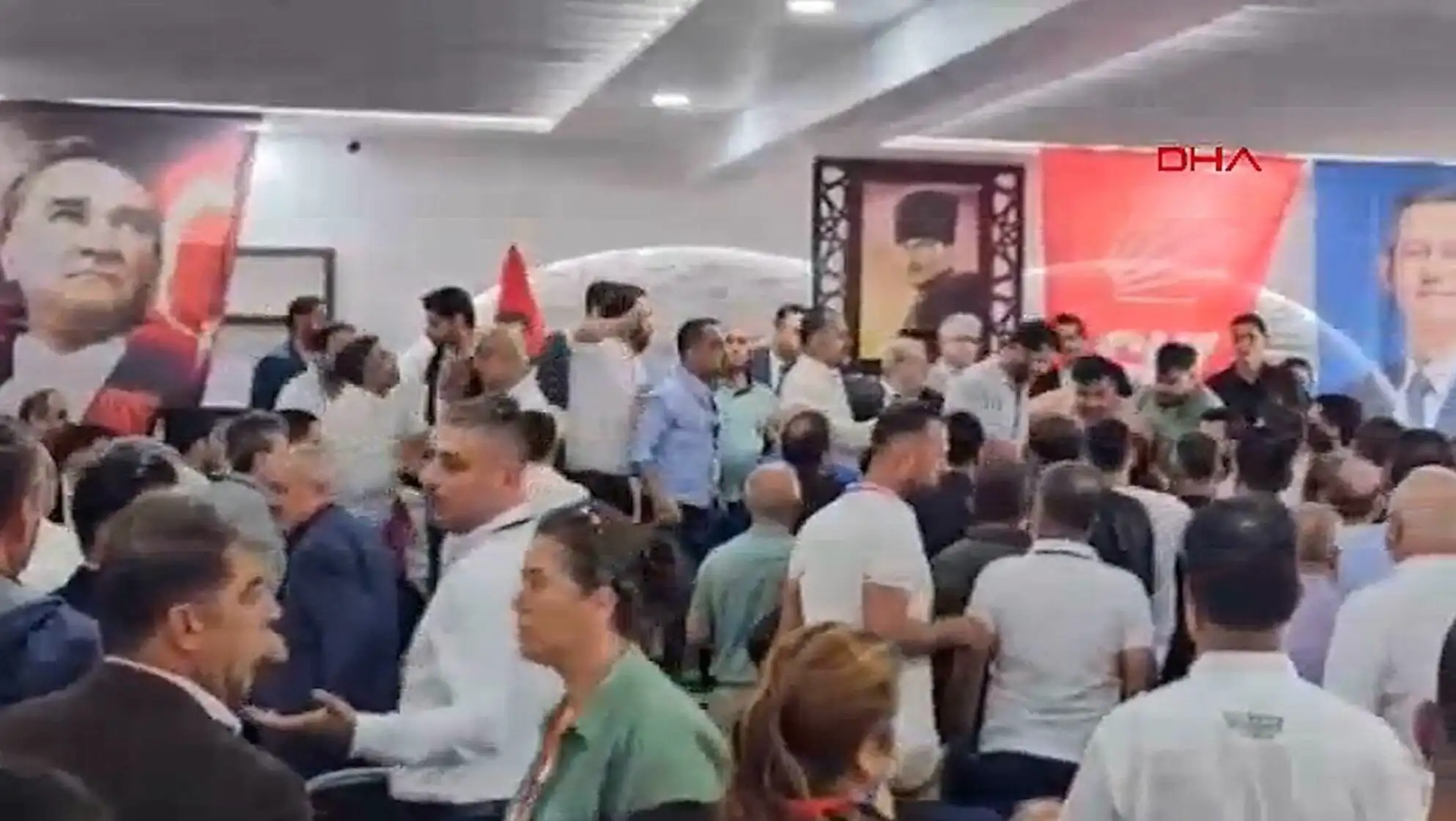 CHP kongresinde partililer arasında tartışmalar yaşandı. CHP kongresinde partililer arasında tartışmalar yaşandı.